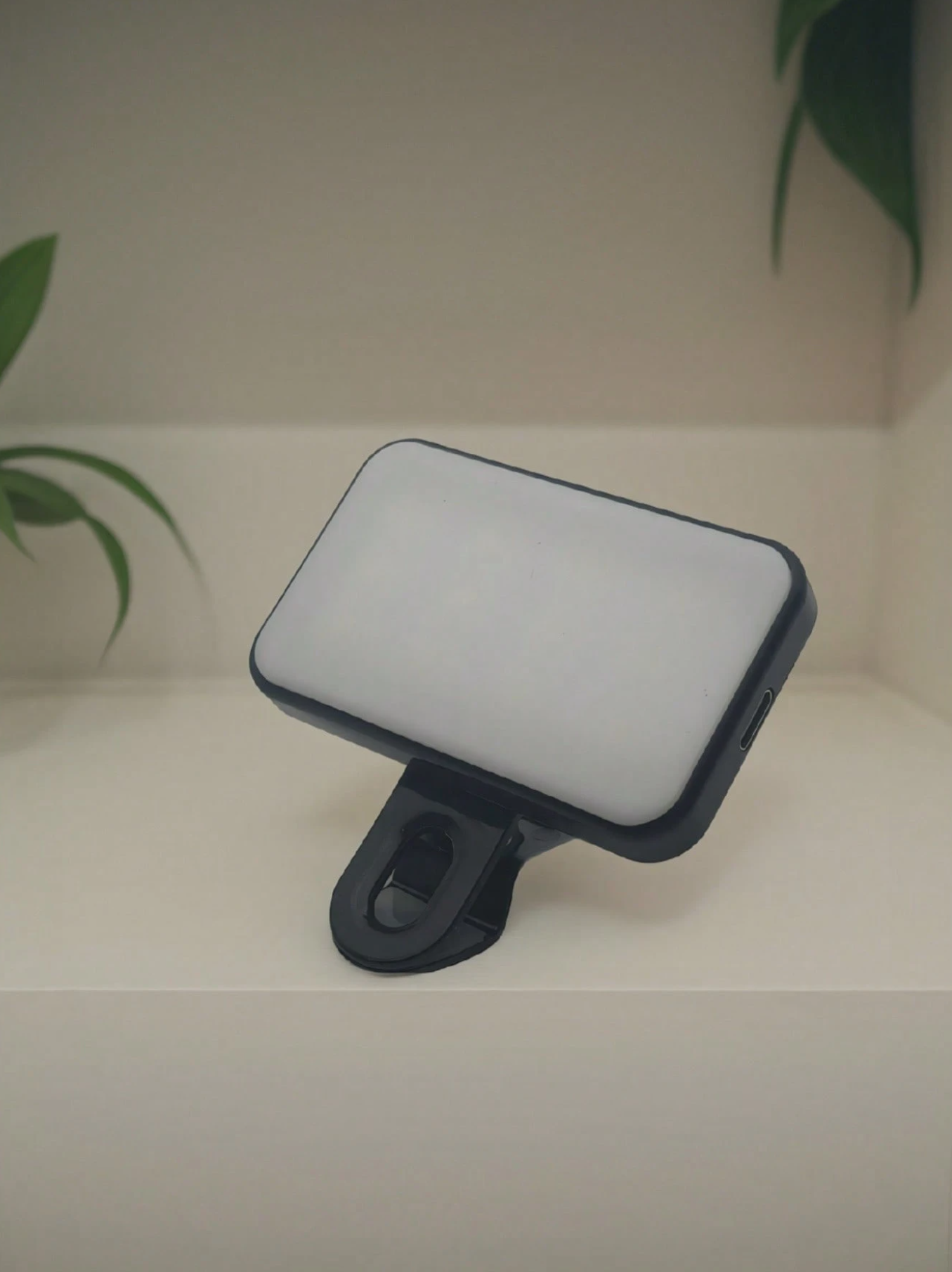 Clip-On Selfie Light for Phone – Rechargeable LED Light for TikTok, Video Calls & Content Creation